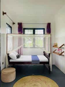 肯杜瓦Adventurevilla的小房间设有床和窗户