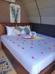 奇洛Liverpool Estate - Chilaw的一张有一堆心的睡床