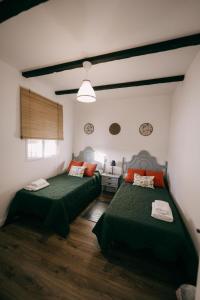 El TornoCasa Rural VUT El Rincón de Eulogio的一间客房内配有两张床的房间