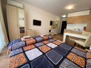 阳光海滩Apartments Amara Sunny Beach的一间卧室配有一张大床和枕头