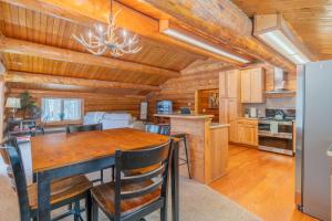 费尔班克斯Tucked Away Timbers的用餐室以及带木制天花板的厨房。