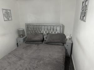布雷得佛Beautiful 1-Bed House in Bradford的卧室内的一张带两个枕头的床