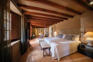 巴尔德莫萨Hotel Valldemossa - New Opening 2024的一间卧室,卧室内配有一张大床