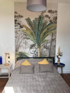 阿杜尔河畔艾尔La villa Bherte dé cil的卧室配有一张大床,墙上挂有绘画作品