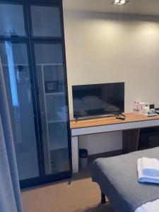 文尼察A presto的客房设有一张桌子和一台平面电视