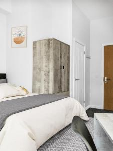 斯特灵Hamish Apartment的一间卧室配有一张大床和混凝土床头板