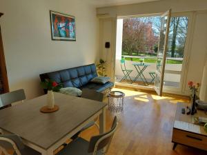雷恩Appartement Rennes stade的客厅配有沙发和桌子