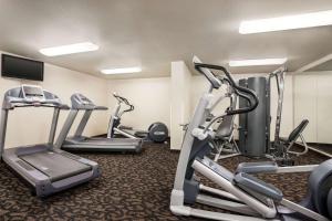 麦卡莱斯特Travelodge by Wyndham McAlester的健身房设有跑步机和椭圆机