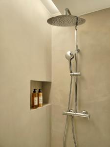 巴塞罗那音乐精品酒店的浴室内配有淋浴和头顶淋浴
