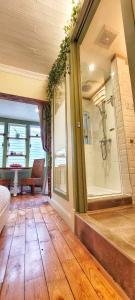 魁北克市Le Ricochet Urbain的带淋浴的大浴室和客房内的长凳