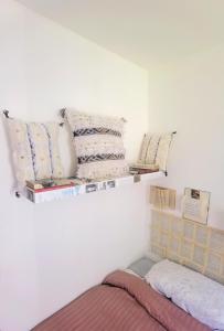 毕尔巴鄂Ganga Host 3的一间墙上配有一张床和枕头的客房