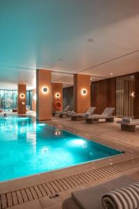 锡尼什Sines Sea View Business & Leisure Hotel的在酒店房间的一个大型游泳池