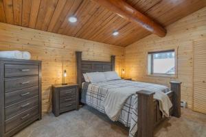 费尔班克斯Northern Dream Estates的小木屋内一间卧室,配有一张床
