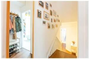 伦敦Stylish, 2 Bed Apartment, Muswell Hill的走廊上设有墙上图片的楼梯