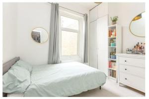 伦敦Stylish, 2 Bed Apartment, Muswell Hill的白色的卧室设有床和窗户