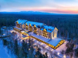 安图县长白山希尔顿逸林温泉酒店的夜间在雪中欣赏度假村的空中景色