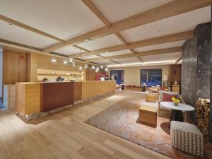 安图县长白山希尔顿逸林温泉酒店的大型客房设有厨房和桌子。