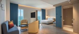 科威特Hampton By Hilton Kuwait Salmiya的酒店客房 - 带一间卧室和一张床