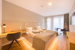 波茨坦Design Apartments Potsdam - Luise的配有一张床和一张书桌的酒店客房