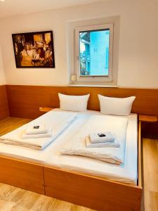 鲁斯特Gästehaus Spoth的一间卧室配有一张床,上面有两条毛巾
