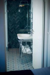 斯卡恩Plesners Badehotel的浴室设有白色水槽和镜子