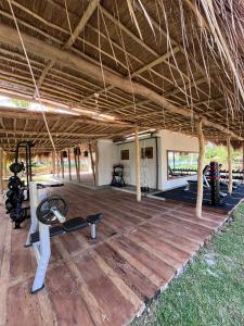 坦加拉Simply Peace的铺有木地板的健身房,配有健身器材