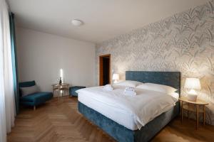 米库洛夫Hotel Tanzberg Mikulov的一间卧室设有一张大床和一面墙