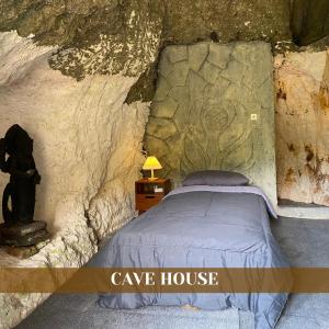 KarangwetanPALEO Stone Age的洞穴房屋内的一个床位房间