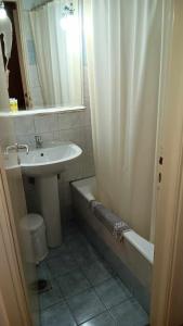迈索隆吉翁里布雷特酒店的一间带水槽、卫生间和淋浴的浴室