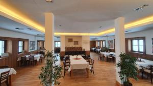 Orličky克拉莫洛瓦酒店的一间在房间内配有桌椅的餐厅
