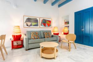 塞维利亚Smartr Sevilla Las Dueñas的客厅配有沙发和桌子
