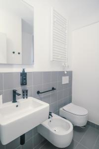 罗马Youroom Monteverde - Rooms的浴室配有白色水槽和卫生间。
