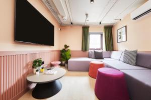 爱丁堡Unite Students - The Bridge House - Fountainbridge的带沙发和平面电视的客厅