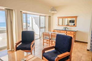 波尔蒂芒Apartment Sea view 1B的一间带桌椅和海洋的客厅