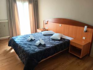 迈索隆吉翁里布雷特酒店的一间卧室配有一张带两个枕头的床
