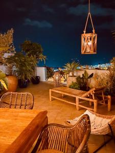 阿德耶Costa Adeje Villa Private pool Panoramic Views的一个带桌椅的海景庭院