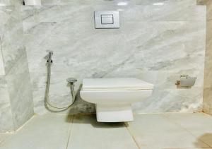 新德里Hotel Seven Inn (R S Gorup Near Delhi Airport)的浴室配有白色卫生间和淋浴。