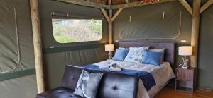 阿多Harmony Luxury Tents & Safari的一间卧室设有一张床和一个窗口