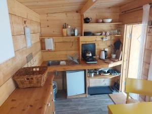 TorestorpGemütliches Tiny House Uggla im Wald am See的小木屋内的厨房,配有书桌