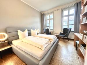 什未林沙尔夫科奇公寓的一间卧室配有一张床和两把椅子