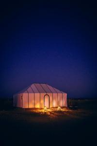 姆哈米德Mhamid Sahara Camp - Mhamid El Ghizlane的野地中间的一个大帐篷