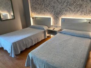 阿苏克卡德埃纳雷斯米拉尔坎波酒店的酒店客房,配有两张带蓝色毯子的床