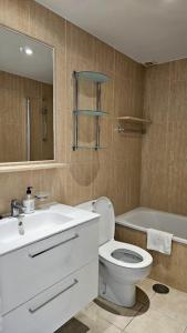 马拉加marina del sol 232的浴室配有卫生间、盥洗盆和浴缸。