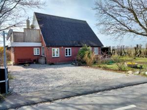 艾勒斯克宾Oestermark的黑色屋顶的红色房子