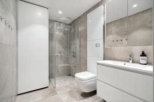 特罗姆瑟TA Vervet- Fram的浴室配有卫生间、盥洗盆和淋浴。