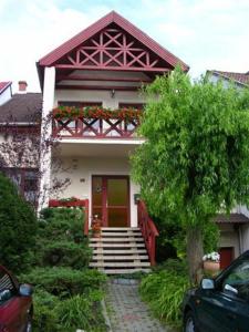 埃格尔希斯塔万达盖茨酒店的前方有红色门和楼梯的房子