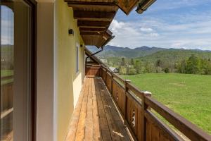 班斯卡比斯特里察La Ferme Francej Luxury Farmhouse Bohinj的山景阳台