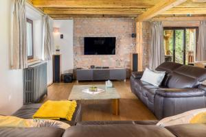 班斯卡比斯特里察La Ferme Francej Luxury Farmhouse Bohinj的带沙发和电视的客厅