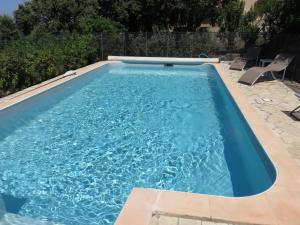 利勒鲁斯Villa Bollaccia - Vue mer avec piscine的后院的蓝色海水游泳池