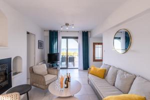 利勒鲁斯Villa Bollaccia - Vue mer avec piscine的客厅配有沙发和桌子